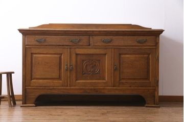 アンティーク家具　イギリスアンティーク　オーク材　堂々とした佇まいが目を引く大振りのサイドボード(カクテルキャビネット)