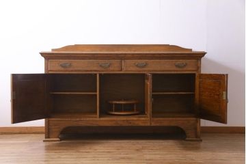 アンティーク家具　イギリスアンティーク　オーク材　堂々とした佇まいが目を引く大振りのサイドボード(カクテルキャビネット)