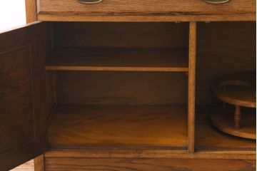 アンティーク家具　イギリスアンティーク　オーク材　堂々とした佇まいが目を引く大振りのサイドボード(カクテルキャビネット)