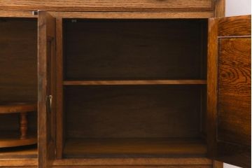 アンティーク家具　イギリスアンティーク　オーク材　堂々とした佇まいが目を引く大振りのサイドボード(カクテルキャビネット)