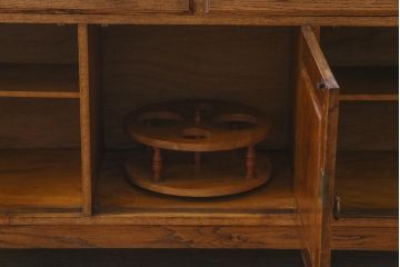 アンティーク家具　イギリスアンティーク　オーク材　堂々とした佇まいが目を引く大振りのサイドボード(カクテルキャビネット)