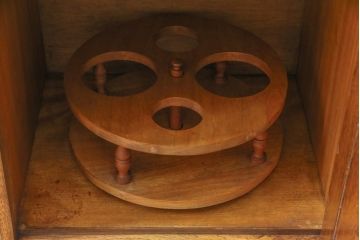 アンティーク家具　イギリスアンティーク　オーク材　堂々とした佇まいが目を引く大振りのサイドボード(カクテルキャビネット)