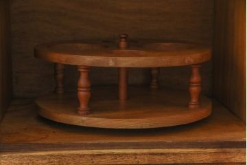 アンティーク家具　イギリスアンティーク　オーク材　堂々とした佇まいが目を引く大振りのサイドボード(カクテルキャビネット)