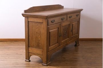 アンティーク家具　イギリスアンティーク　オーク材　堂々とした佇まいが目を引く大振りのサイドボード(カクテルキャビネット)