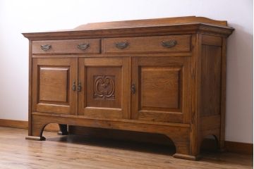 アンティーク家具　イギリスアンティーク　オーク材　堂々とした佇まいが目を引く大振りのサイドボード(カクテルキャビネット)