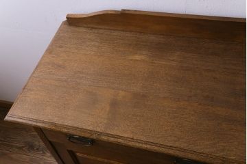 アンティーク家具　イギリスアンティーク　オーク材　堂々とした佇まいが目を引く大振りのサイドボード(カクテルキャビネット)