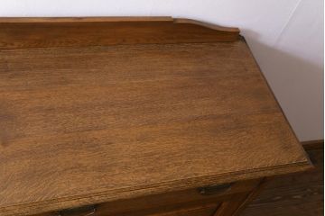 アンティーク家具　イギリスアンティーク　オーク材　堂々とした佇まいが目を引く大振りのサイドボード(カクテルキャビネット)