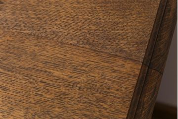 アンティーク家具　イギリスアンティーク　オーク材　堂々とした佇まいが目を引く大振りのサイドボード(カクテルキャビネット)