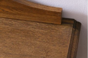 アンティーク家具　イギリスアンティーク　オーク材　堂々とした佇まいが目を引く大振りのサイドボード(カクテルキャビネット)