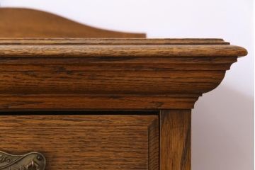 アンティーク家具　イギリスアンティーク　オーク材　堂々とした佇まいが目を引く大振りのサイドボード(カクテルキャビネット)