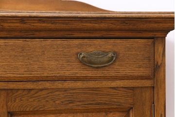 アンティーク家具　イギリスアンティーク　オーク材　堂々とした佇まいが目を引く大振りのサイドボード(カクテルキャビネット)