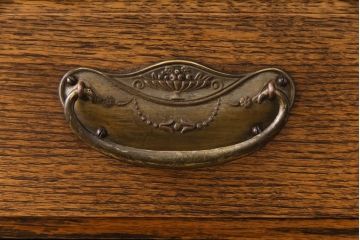 アンティーク家具　イギリスアンティーク　オーク材　堂々とした佇まいが目を引く大振りのサイドボード(カクテルキャビネット)