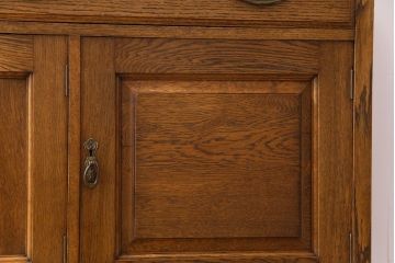 アンティーク家具　イギリスアンティーク　オーク材　堂々とした佇まいが目を引く大振りのサイドボード(カクテルキャビネット)