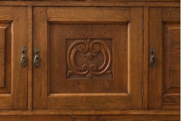 アンティーク家具　イギリスアンティーク　オーク材　堂々とした佇まいが目を引く大振りのサイドボード(カクテルキャビネット)