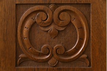 アンティーク家具　イギリスアンティーク　オーク材　堂々とした佇まいが目を引く大振りのサイドボード(カクテルキャビネット)