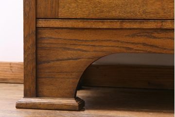 アンティーク家具　イギリスアンティーク　オーク材　堂々とした佇まいが目を引く大振りのサイドボード(カクテルキャビネット)