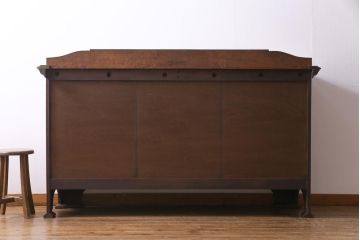 アンティーク家具　イギリスアンティーク　オーク材　堂々とした佇まいが目を引く大振りのサイドボード(カクテルキャビネット)