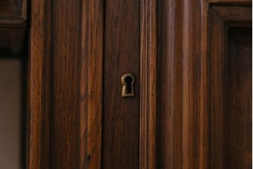 中古　輸入家具　オーク材　背面まで意匠が凝らされたベルギー製の高級ワークデスク、在宅ワーク、在宅用(両袖机)(定価約46万円)