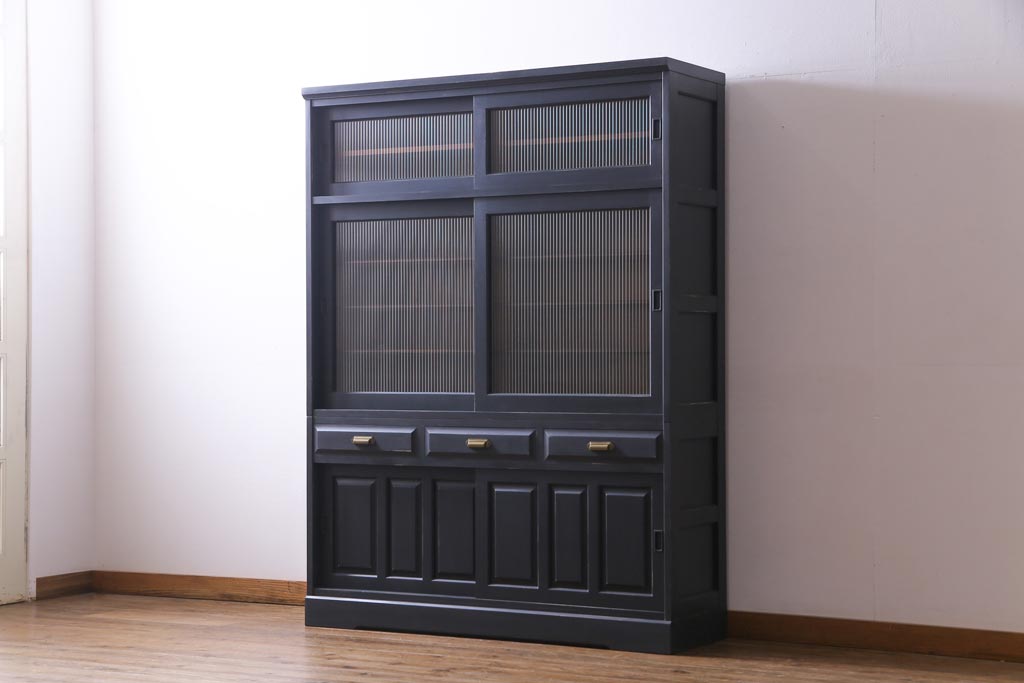 中古　北海道民芸家具リメイク　モールガラス入りのシックなペイント食器棚(収納棚)(定価約41万円)