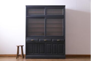 中古　北海道民芸家具リメイク　モールガラス入りのシックなペイント食器棚(収納棚)(定価約41万円)