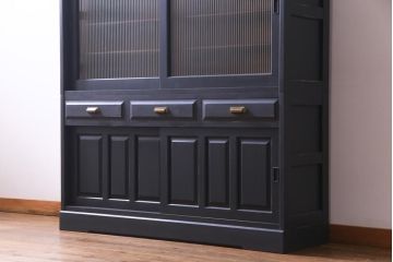 中古　北海道民芸家具リメイク　モールガラス入りのシックなペイント食器棚(収納棚)(定価約41万円)