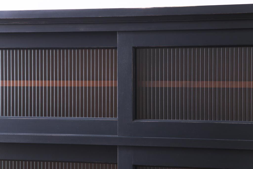 中古　北海道民芸家具リメイク　モールガラス入りのシックなペイント食器棚(収納棚)(定価約41万円)