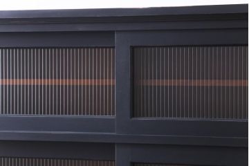 中古　北海道民芸家具リメイク　モールガラス入りのシックなペイント食器棚(収納棚)(定価約41万円)