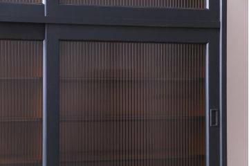 中古　北海道民芸家具リメイク　モールガラス入りのシックなペイント食器棚(収納棚)(定価約41万円)