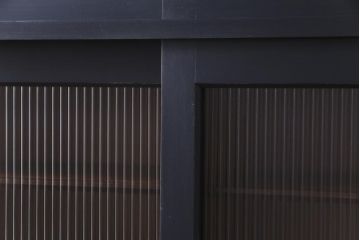 中古　北海道民芸家具リメイク　モールガラス入りのシックなペイント食器棚(収納棚)(定価約41万円)