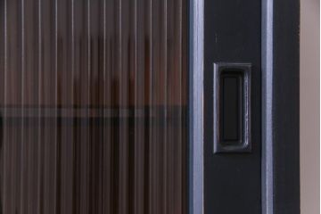 中古　北海道民芸家具リメイク　モールガラス入りのシックなペイント食器棚(収納棚)(定価約41万円)