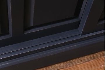 中古　北海道民芸家具リメイク　モールガラス入りのシックなペイント食器棚(収納棚)(定価約41万円)