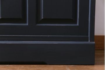 中古　北海道民芸家具リメイク　モールガラス入りのシックなペイント食器棚(収納棚)(定価約41万円)