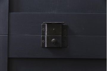 中古　北海道民芸家具リメイク　モールガラス入りのシックなペイント食器棚(収納棚)(定価約41万円)