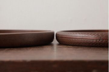 和製アンティーク　ケヤキ材　古い味わいのある刳り貫き盆・大小セット(丸盆)