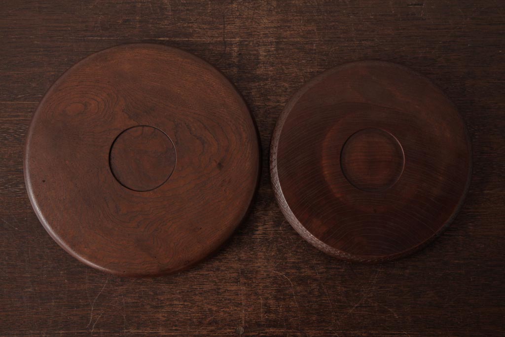 和製アンティーク　ケヤキ材　古い味わいのある刳り貫き盆・大小セット(丸盆)