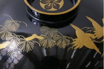 和製アンティーク　漆塗り　鶴と松の金蒔絵が品のある木製お椀7客セット(漆器)