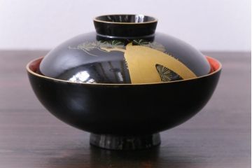 和製アンティーク　漆塗り　鶴と松の金蒔絵が品のある木製お椀7客セット(漆器)