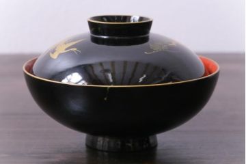 和製アンティーク　漆塗り　鶴と松の金蒔絵が品のある木製お椀7客セット(漆器)