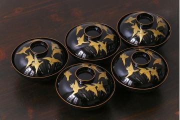 和製アンティーク　鶴・亀図柄　黒漆に金彩蒔絵が映える木製お椀5客セット(漆器)