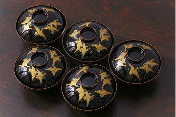 和製アンティーク　鶴・亀図柄　黒漆に金彩蒔絵が映える木製お椀5客セット(漆器)