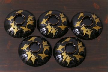 和製アンティーク　鶴・亀図柄　黒漆に金彩蒔絵が映える木製お椀5客セット(漆器)