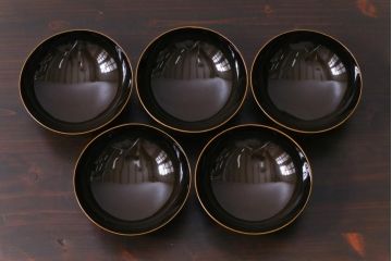 和製アンティーク　鶴・亀図柄　黒漆に金彩蒔絵が映える木製お椀5客セット(漆器)