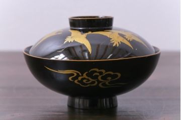 和製アンティーク　鶴・亀図柄　黒漆に金彩蒔絵が映える木製お椀5客セット(漆器)
