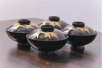 和製アンティーク　鶴・亀図柄　黒漆に金彩蒔絵が映える木製お椀4客セット(漆器)