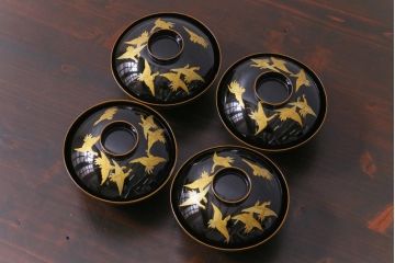 和製アンティーク　鶴・亀図柄　黒漆に金彩蒔絵が映える木製お椀4客セット(漆器)
