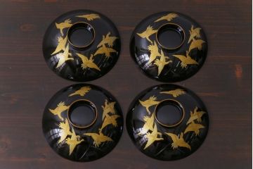 和製アンティーク　鶴・亀図柄　黒漆に金彩蒔絵が映える木製お椀4客セット(漆器)