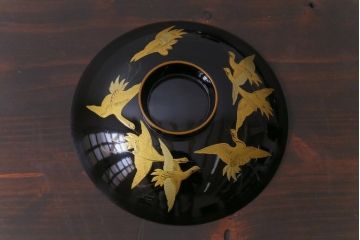 和製アンティーク　鶴・亀図柄　黒漆に金彩蒔絵が映える木製お椀4客セット(漆器)