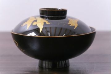 和製アンティーク　鶴・亀図柄　黒漆に金彩蒔絵が映える木製お椀4客セット(漆器)