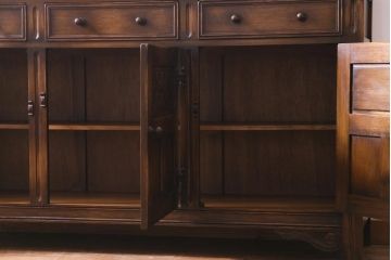 ビンテージ　イギリス輸入家具　オーク材　伝統的なカントリースタイルを盛り上げるサイドボード(収納棚)