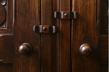 ビンテージ　イギリス輸入家具　オーク材　伝統的なカントリースタイルを盛り上げるサイドボード(収納棚)